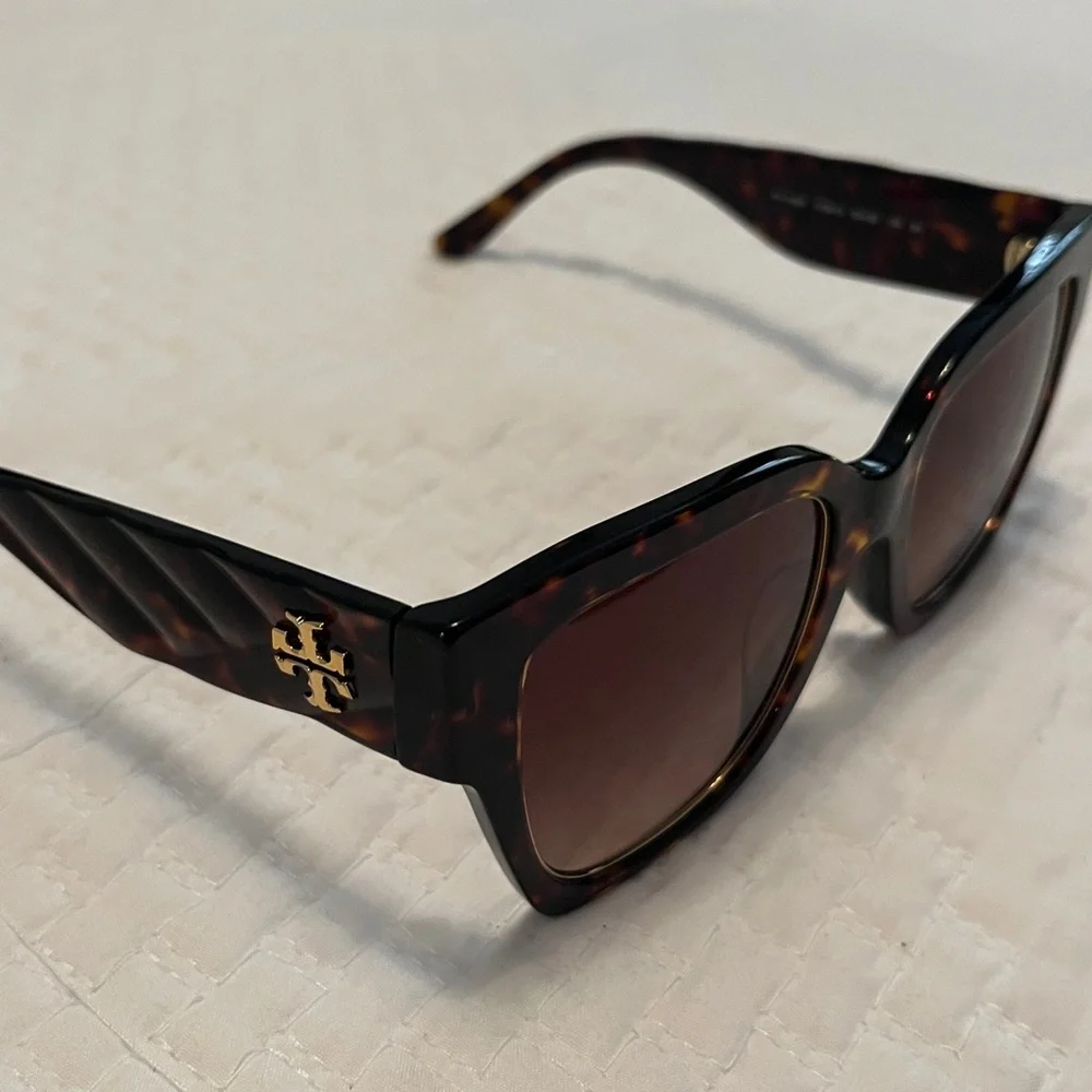 Tory Burch Tortoise Sunglasses with Orange Case - Picture 4 of 4